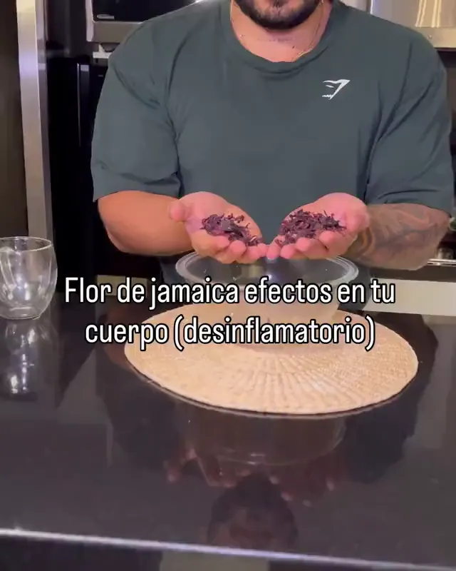 Flor de jamaica en sus manos: efectos en tu cuerpo, desinflamatorio.
