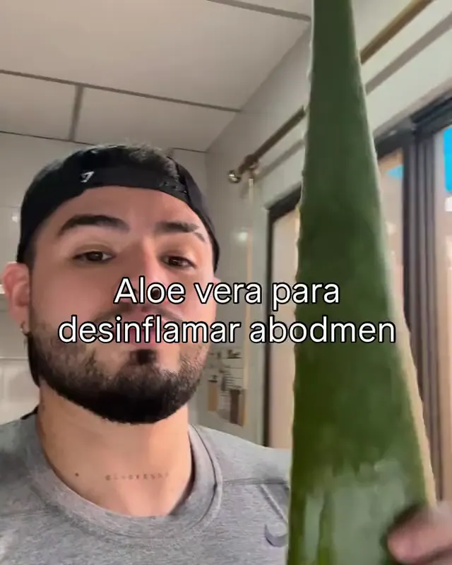 Alan con una hoja de sábila: aloe vera para desinflamar.