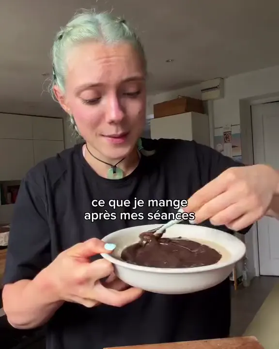 Avril et son bol après la séance, avec son texte : ce que je mange après mes séances.