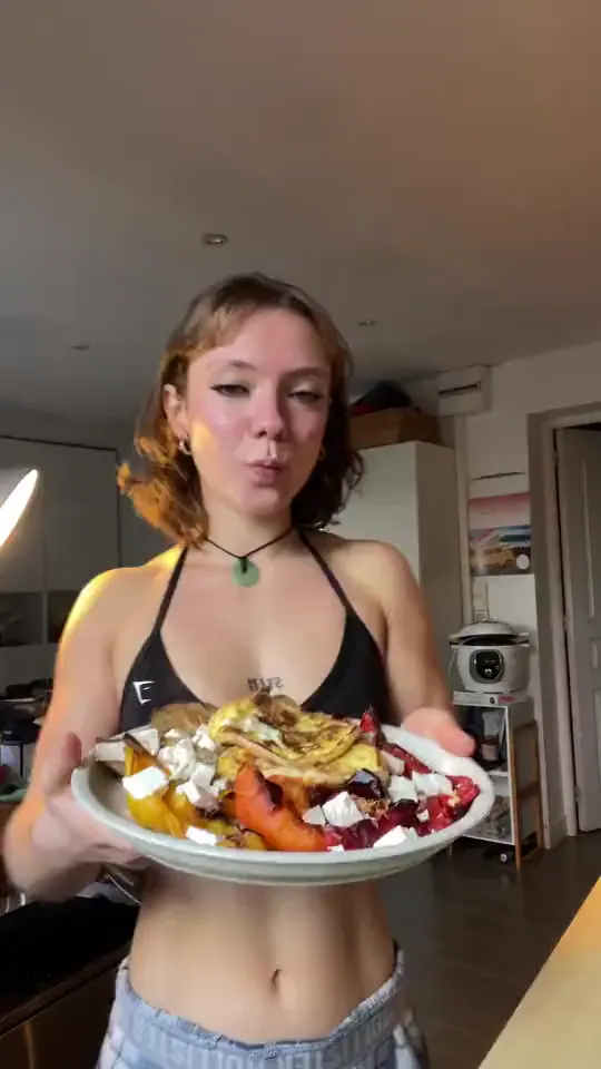 Avril, une pose de chaque jour au même endroit, tirée de son reel « 1 year ».