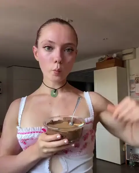 Avril dans sa cuisine, tirée de ses rushes.