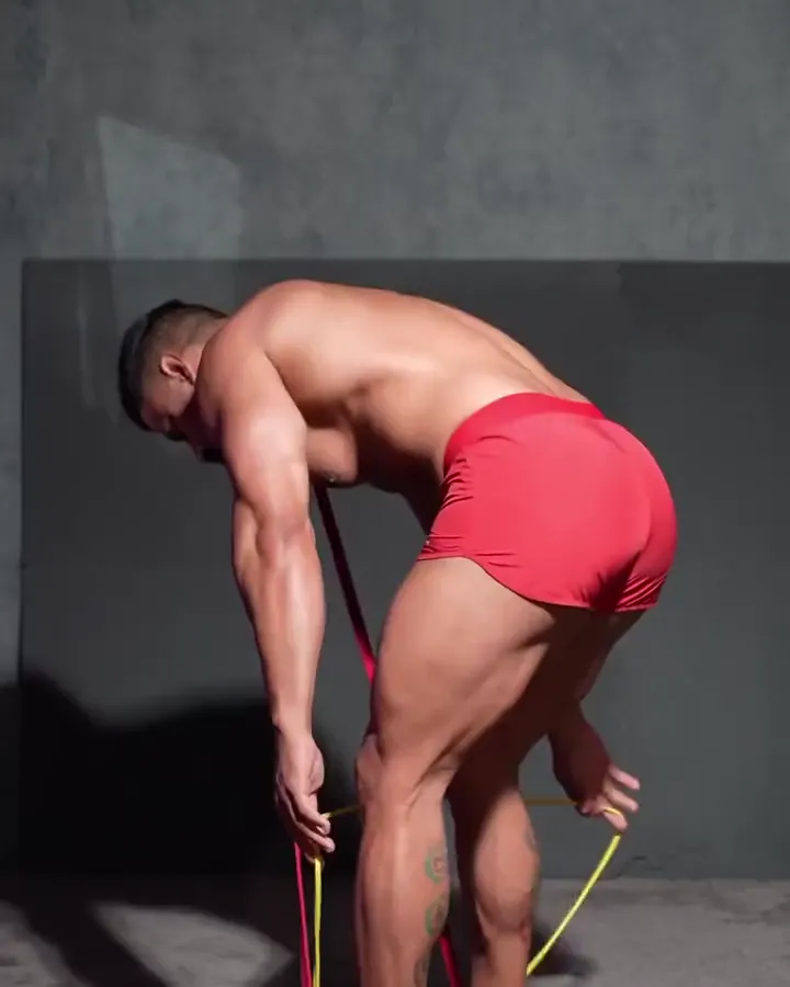 Daniel entrenando con bandas elásticas.