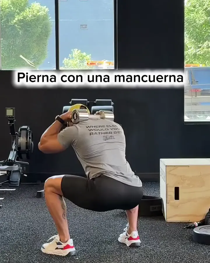 Daniel, su carrusel Pierna con una mancuerna.