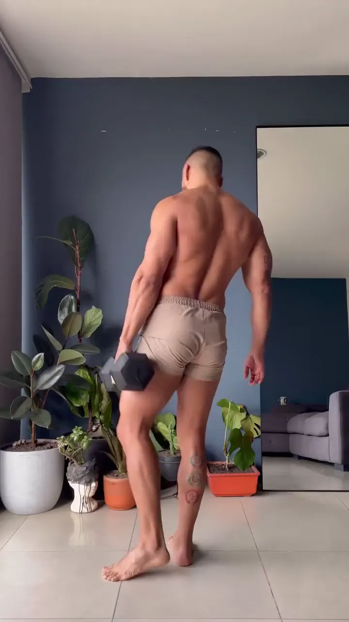Daniel en casa, una rutina de piernas con una mancuerna de 15 kg.