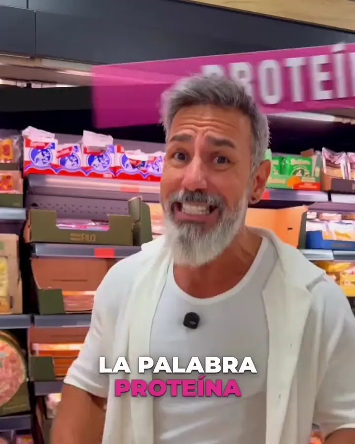 Jonathan ante productos con la palabra PROTEÍNA en grande.